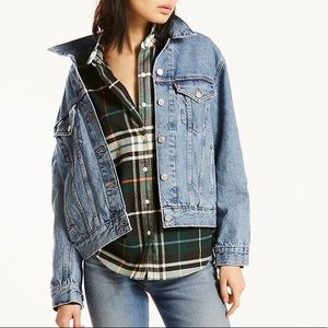 NWT LEVI’S Ex-boyfriend trucker jacket